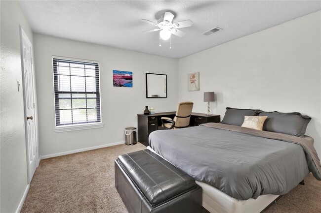 Building Photo - 25823 Lake Lawn Dr