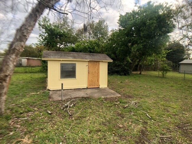 Building Photo - 3 bedroom one bath handy cap equipped