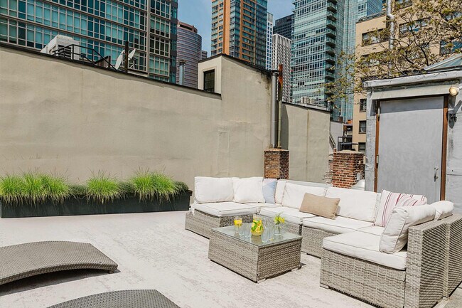 Building Photo - 323 E 51st St