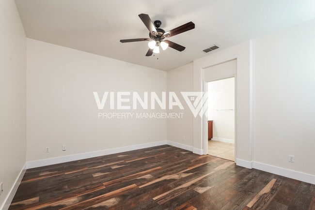 Building Photo - 3217 Village Center Dr
