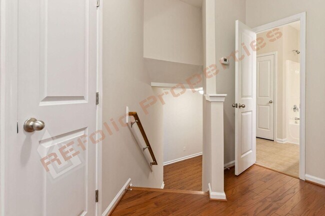 Building Photo - Luxury 3-Story Townhome, No Carpet 4 Bedro...