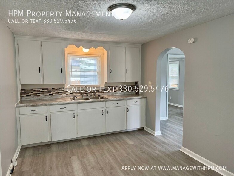 Building Photo - 701 Rainbow Dr