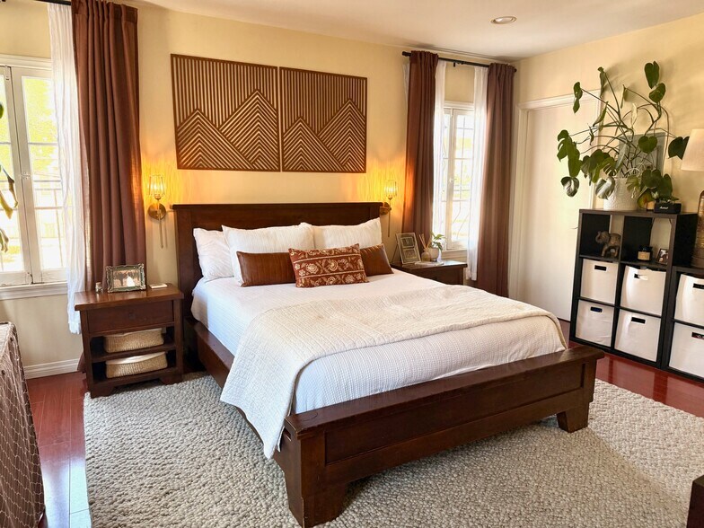 Master bedroom - 222 S Hamilton Dr