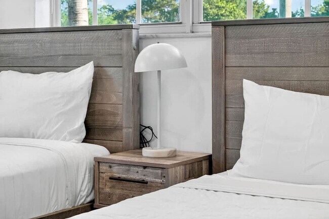 Building Photo - 2365 NE 195th St