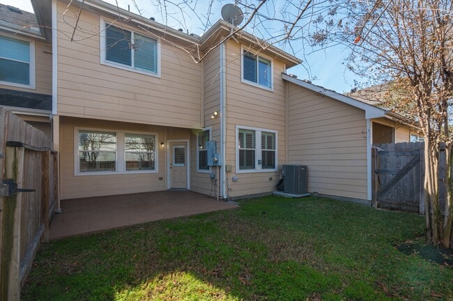 Building Photo - 14310 Silver Hollow Ln