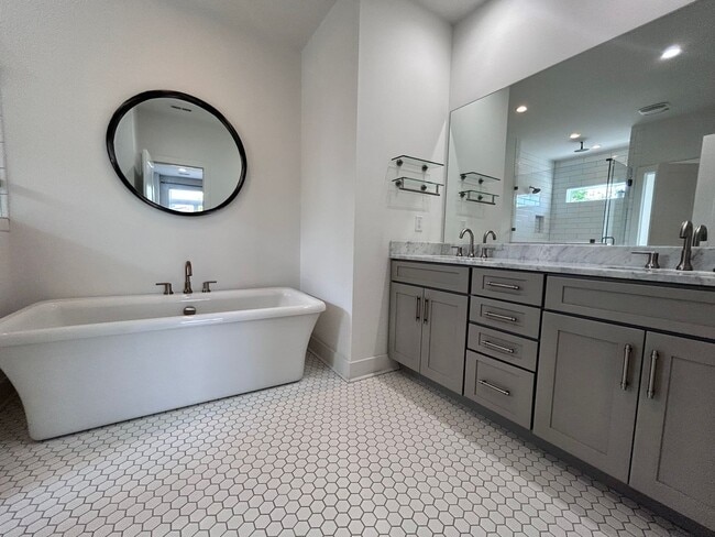 Building Photo - 913 14th Ave S