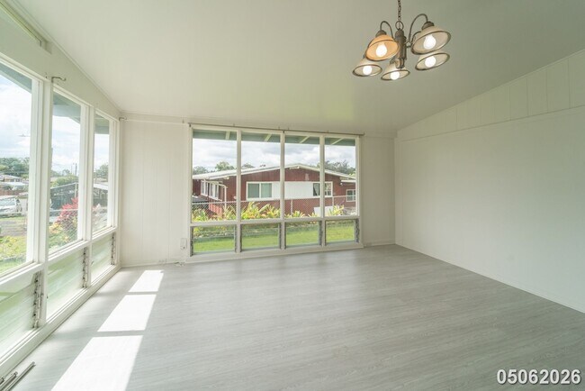 Building Photo - Available Now! 3 BD / 1.5 BA / 2 carport parking in Wahiawa