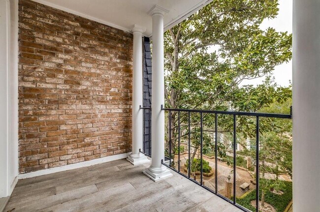 Building Photo - 357 N Post Oak Ln