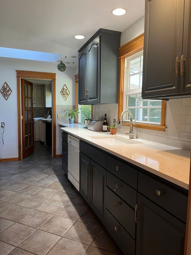 Building Photo - Beautiful custom 3 bedroom 2 bath house in...