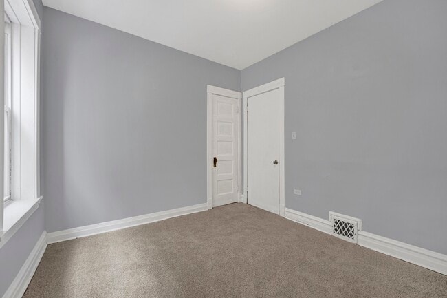 Building Photo - 5015 W Montrose Ave