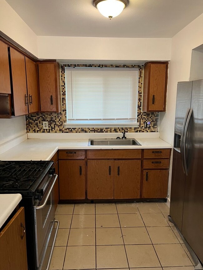 Building Photo - 3 Bedroom 1.5 Bath - $1200