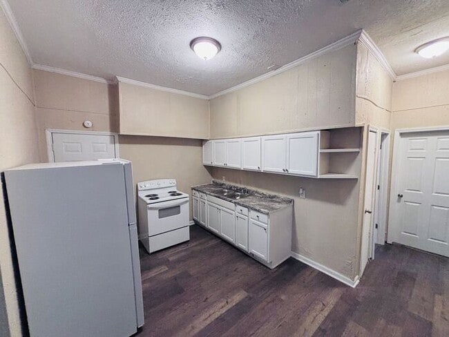 Building Photo - Charming 4-Bedroom Home in a Convenient Lo...