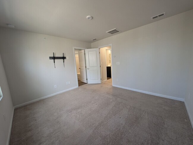 Building Photo - Pristine Townhome located in the North End Commons Community!