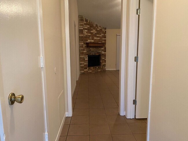 Building Photo - Charming 3 bed/2 bath home for rent in the Old River Manor subdivision in Channelview,