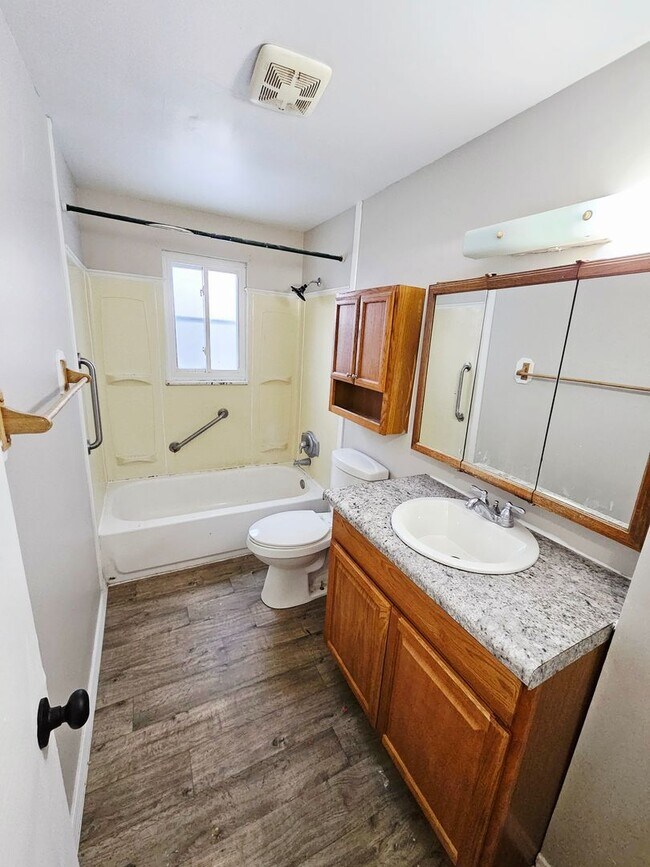 Building Photo - Move-in Ready 3bd 1 ba!