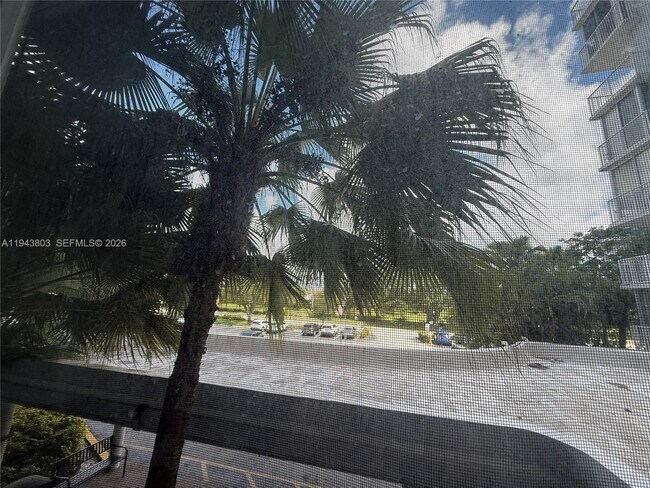 Building Photo - 4200 Hillcrest Dr