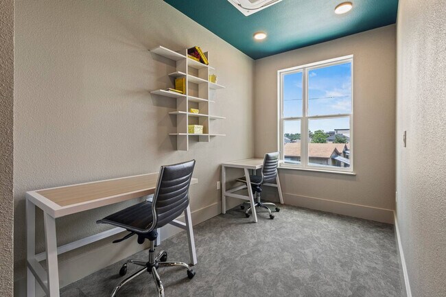 Building Photo - 596 W 9th St