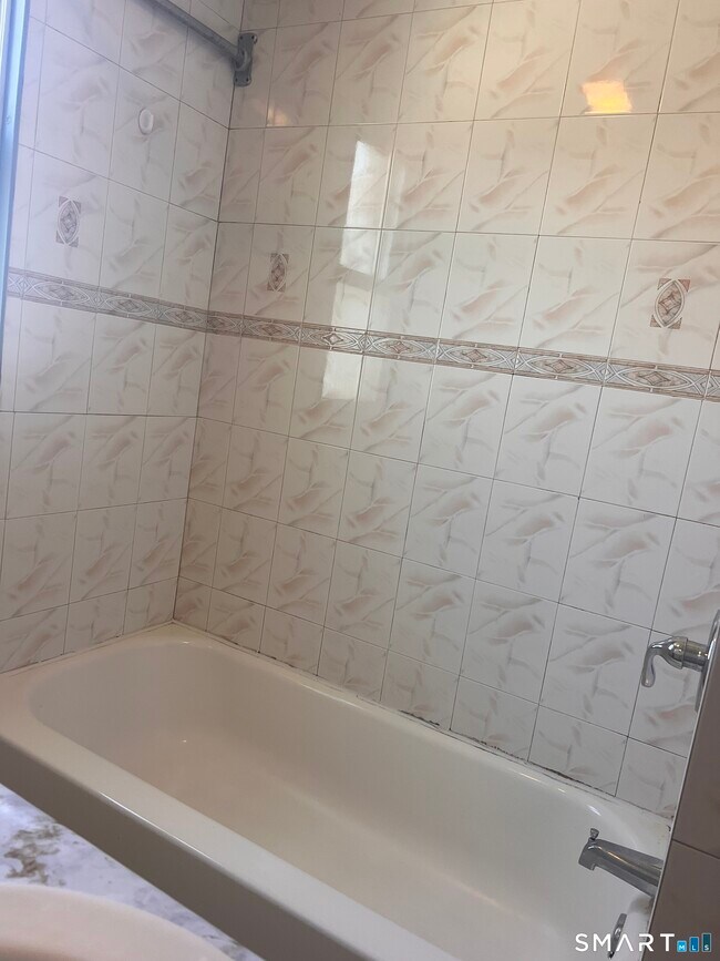 Building Photo - 337 Wilson St