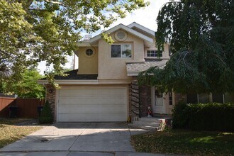Building Photo - Bright Holladay 4 Bed Home – High Ceilings in Prime Location!!