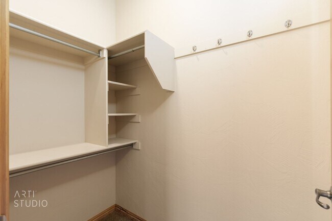 Building Photo - Shadow Mountain 3-Bedroom, 2-Bathroom Home...