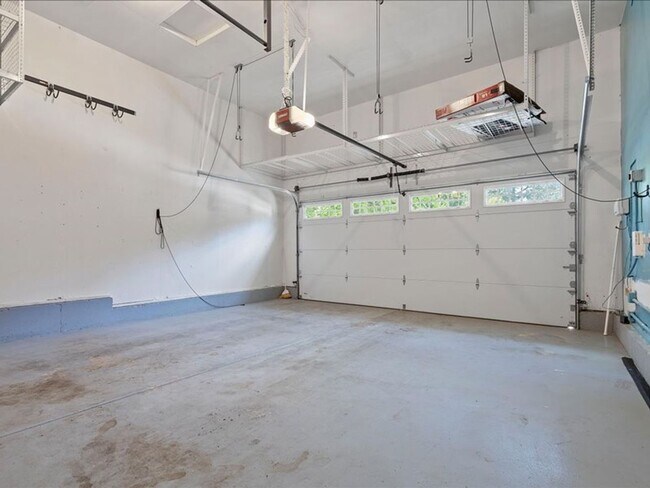 Building Photo - FOR RENT: MRS. CLEAN LIVED HERE! LOVELY HILLSBORO HOME AVAILABLE NOW! 4 BED, 2.5 BATH, 2 CAR GAR,...