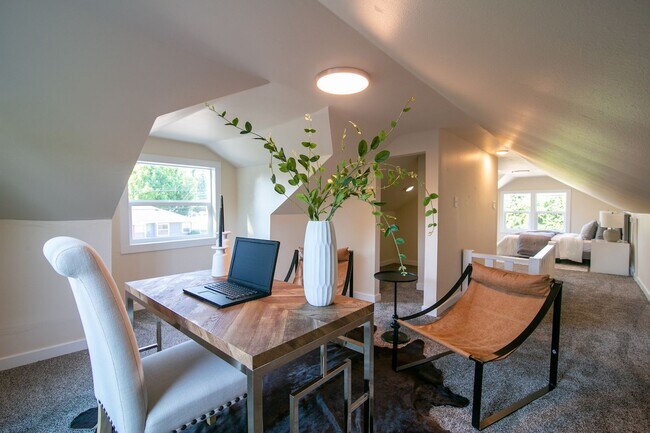 Building Photo - Beautifully Remodeled 3 Bed/1 Bath Bungalo...