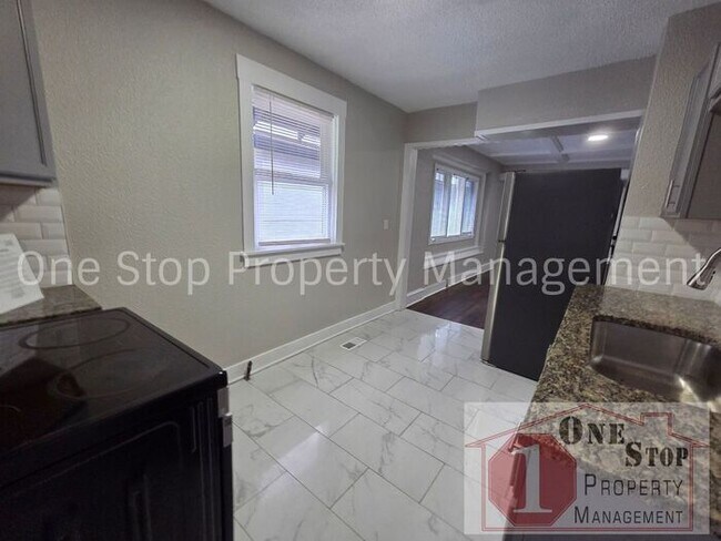 Building Photo - Beautiful 4 Bedroom 2 Bathroom in Kansas City!