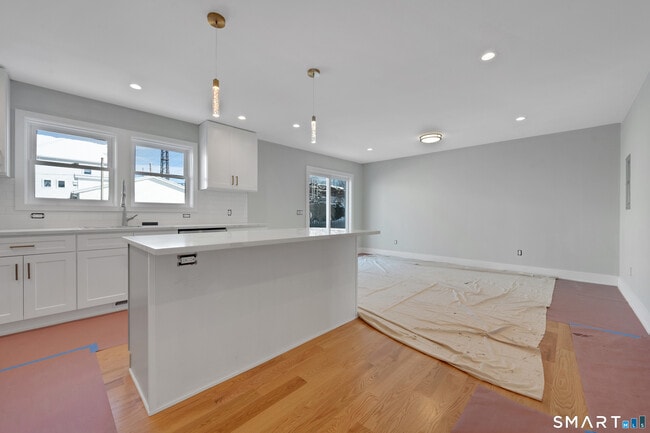 Building Photo - 20 Bouton St