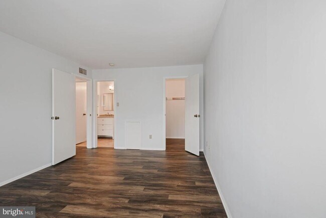 Building Photo - 1610 Society Pl