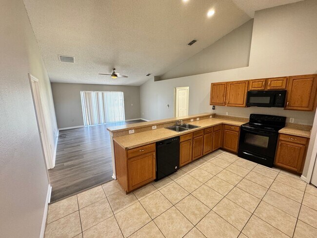 Building Photo - Split Floor plan 3/2 in Poinciana