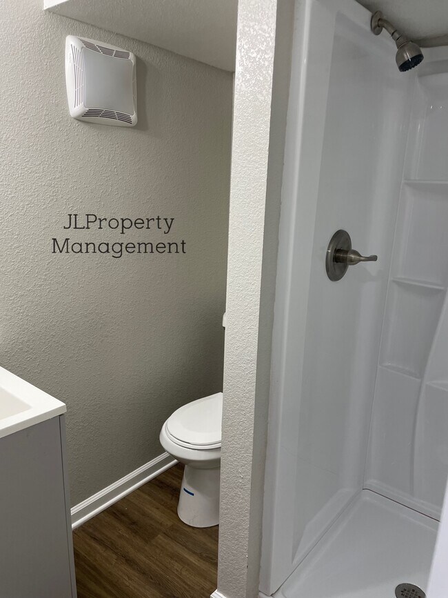 Building Photo - 931 SW Kingscross Rd