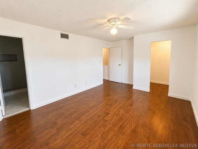 Building Photo - 5728-5728 Blueberry Ct