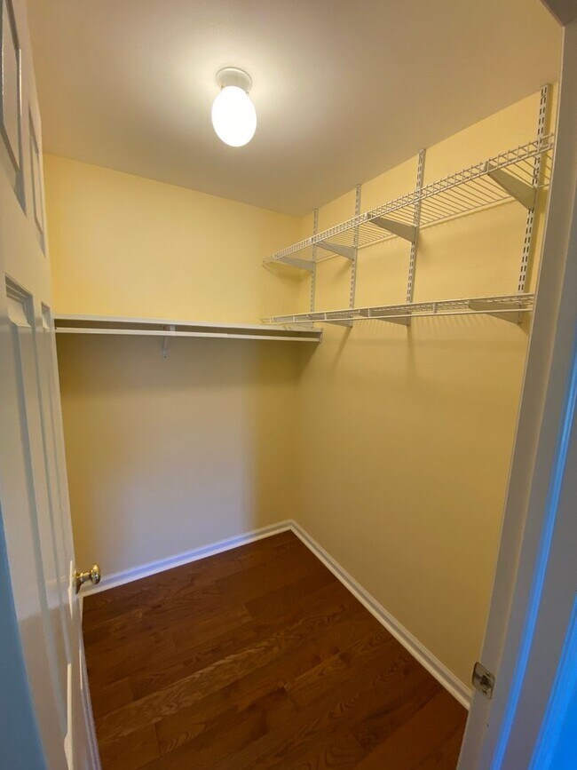 Building Photo - Beautiful 3 BR End Unit Townhouse in Summit Hills!
