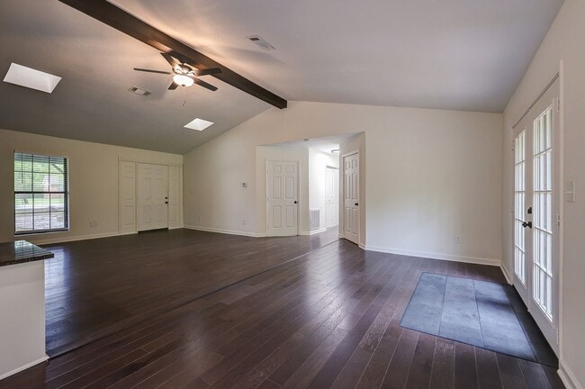 Building Photo - 3 bed 3 bath single family house