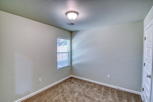 Building Photo - 2713 Clifton Ter