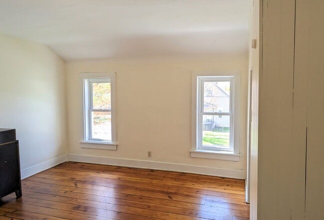 Building Photo - 1045 Kenneth- Large house with basement