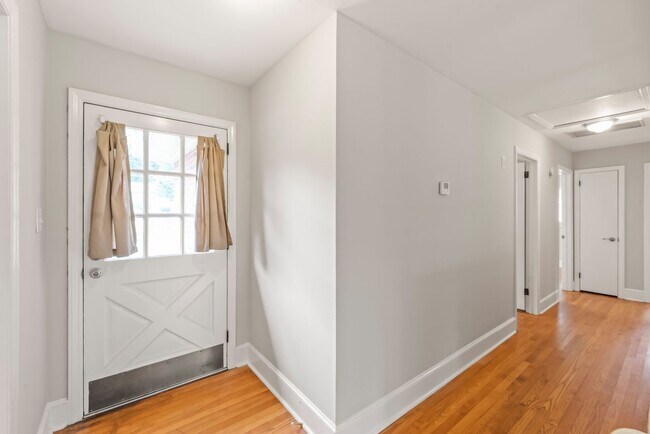 Building Photo - 3 Bedroom Home in South Charlotte