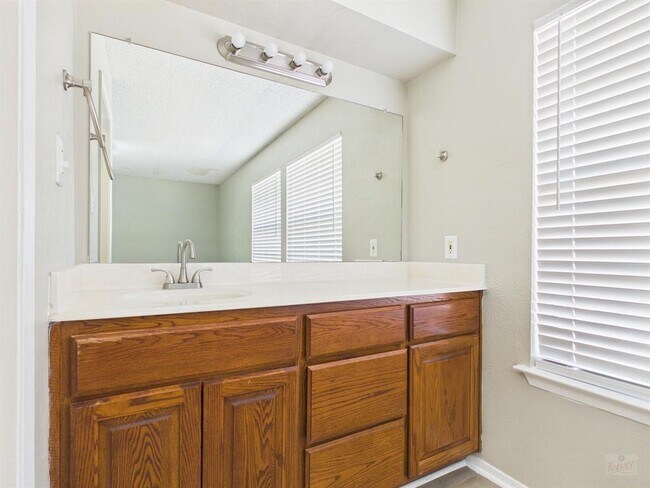 Building Photo - 10038 Woodland Village Dr