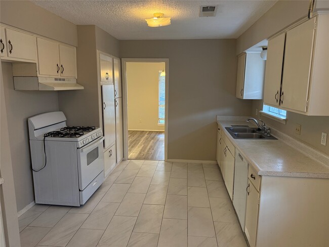 Building Photo - 11735 N Willowdale Cir