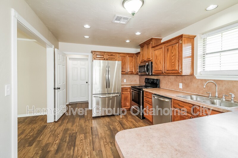 Building Photo - 2521 Ridgewood Dr