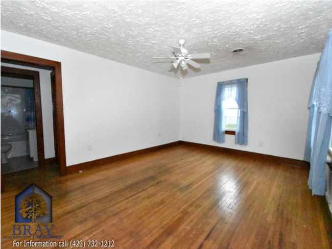 Building Photo - Centrally located charming cottage!