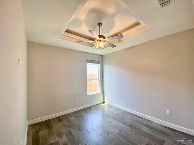Building Photo - 2117 Queens Ave