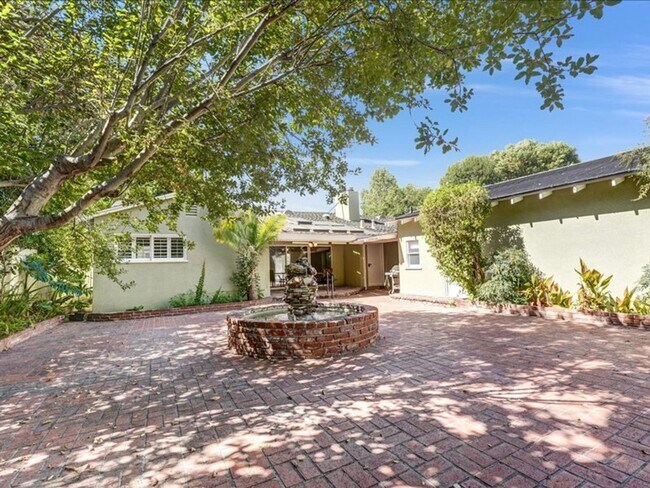 Building Photo - Welcome to this charming 3-bedroom, 2-bath...