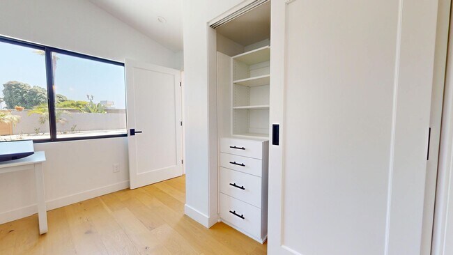 Building Photo - Gorgeous Fully Remodeled 5 Bedroom Home wi...