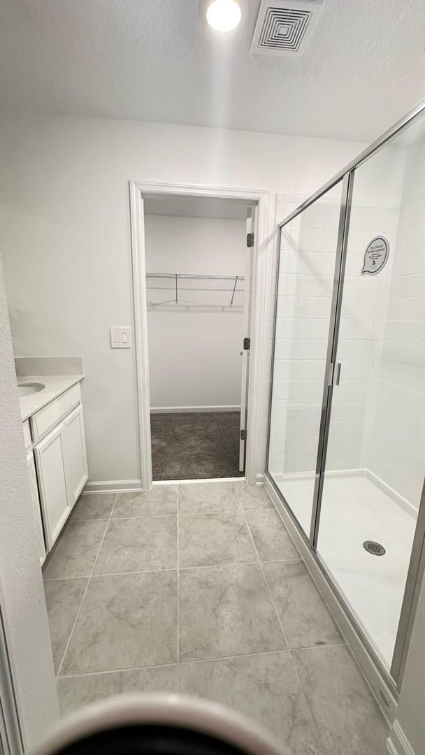 Building Photo - Bright & Open 4 Bed, 2 Bath Residence in Davenport!