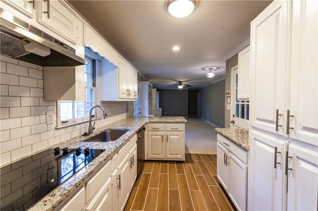 Building Photo - 2418 Sagamore Hills Dr