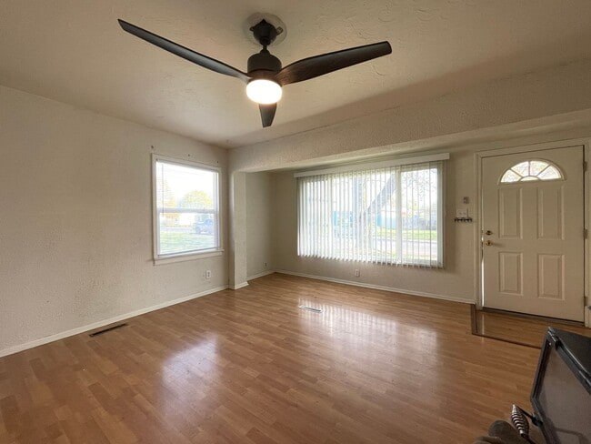 Building Photo - Northside 3 Bedroom Fenced with Huge Shop