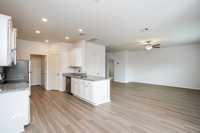 Building Photo - 25342 Shadowdale Dr