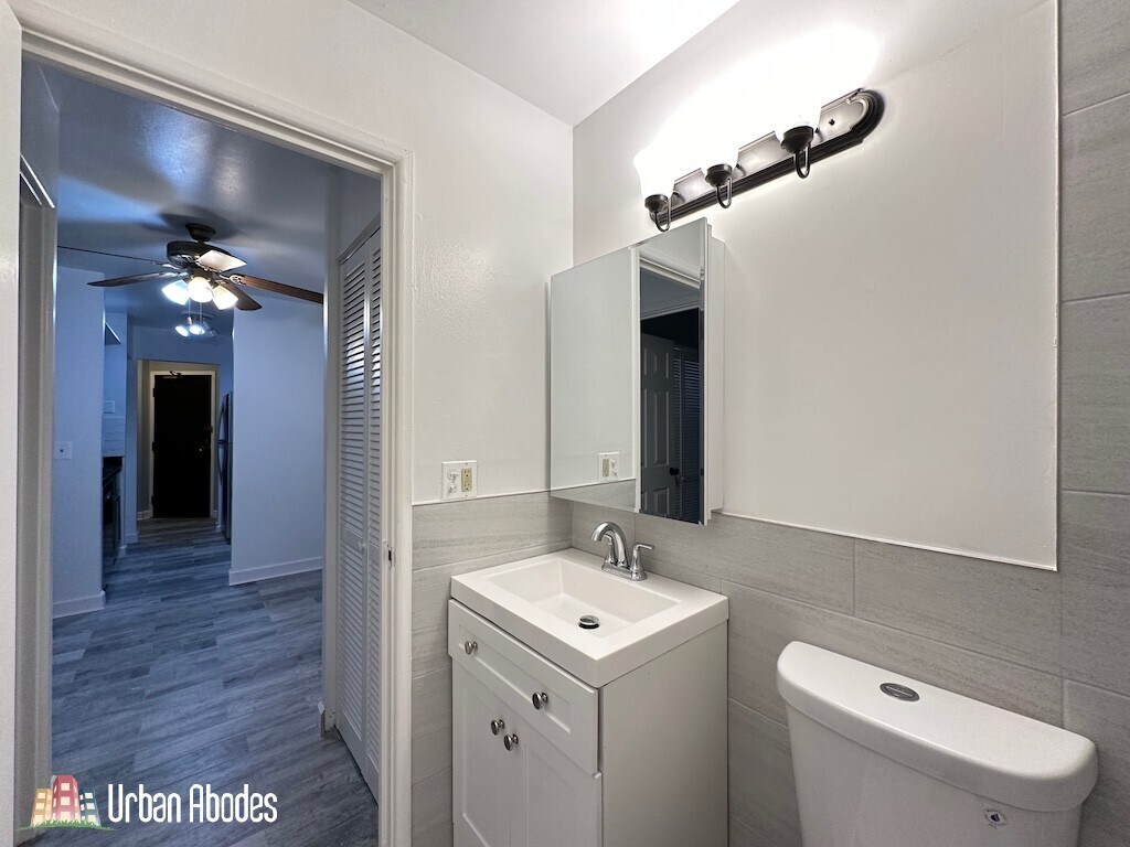 Building Photo - 3815 N Pine Grove Ave