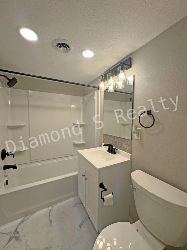 Building Photo - Charming and Clean 2 Bedroom Home Availalbe!